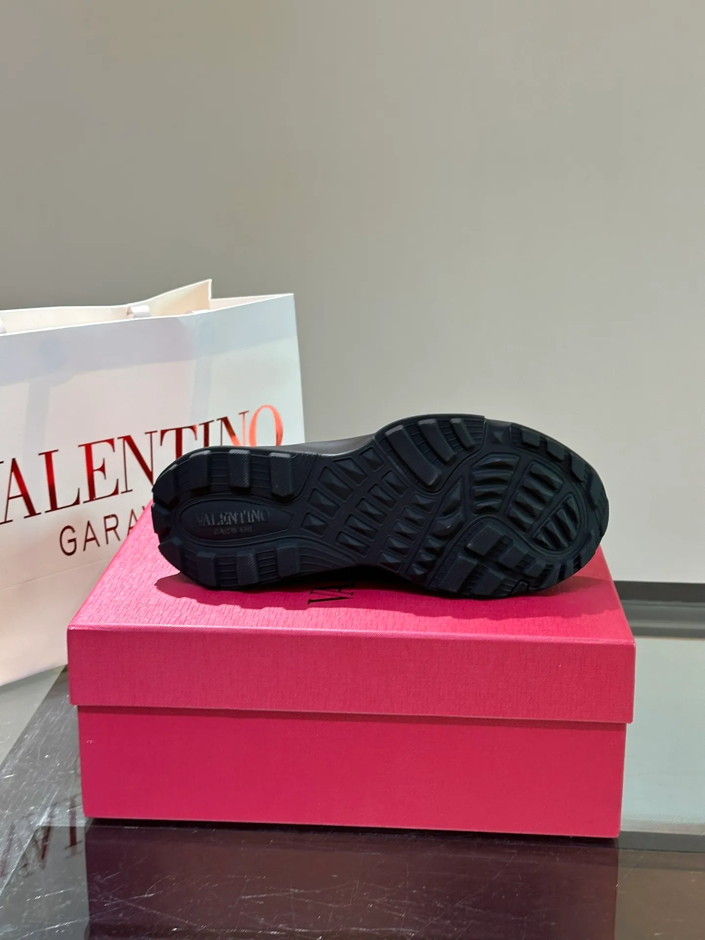 P500¥ Valentino/Valentino GaravaniTotaloopV logo new sports shoes, with leather details, silk screen printing on the tongue, combined with outsole, really easy to wear and very comfortable ~ Comes with 5 cm height increase✔️A must-have pair for fashionable men and beautiful women in summer! Size: 38-46